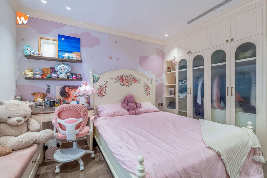 Chụp ảnh phòng trẻ em trong căn hộ chung cư với tranh tường và hệ tủ cánh kính vòm